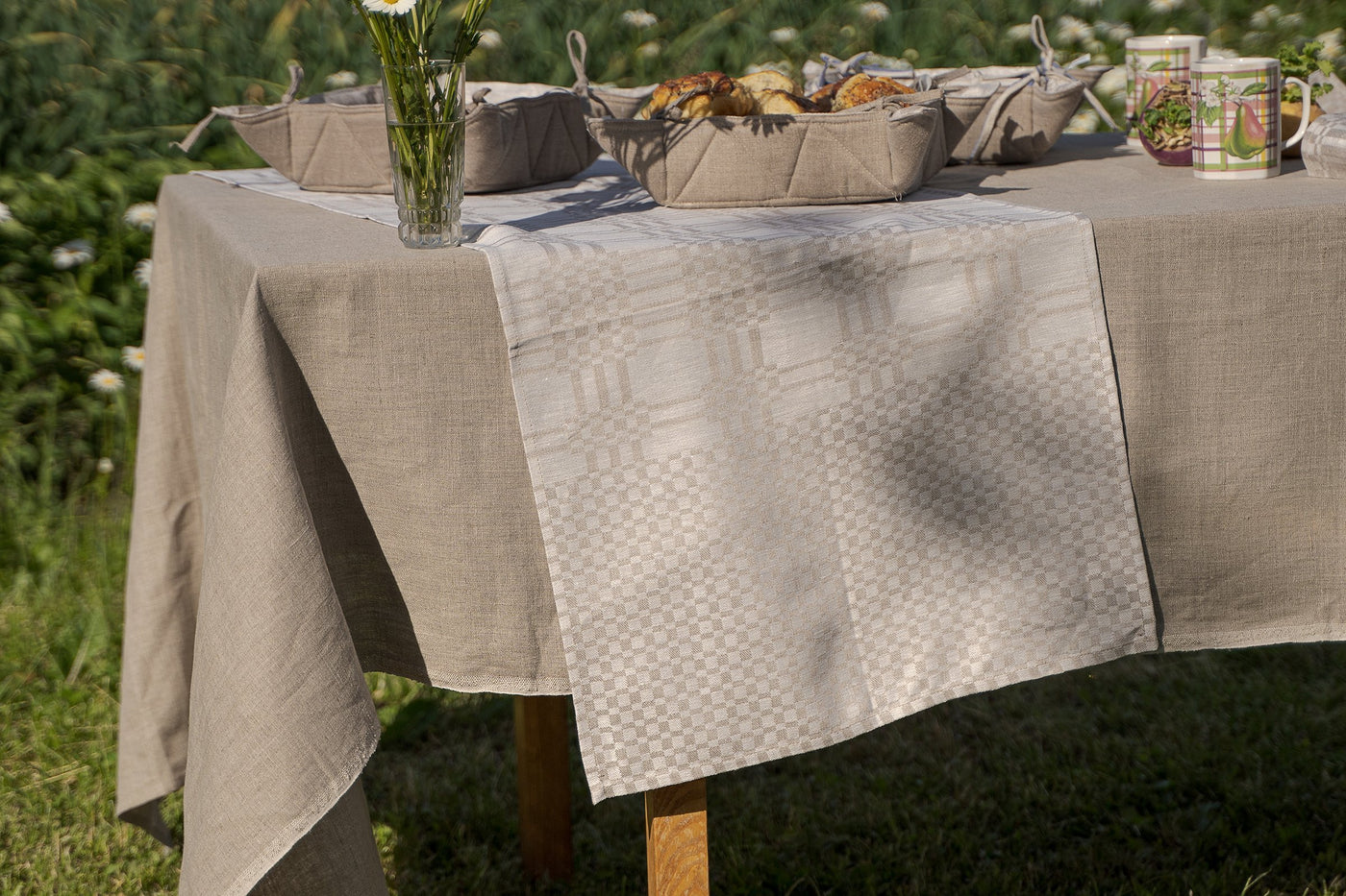 Linen table runner